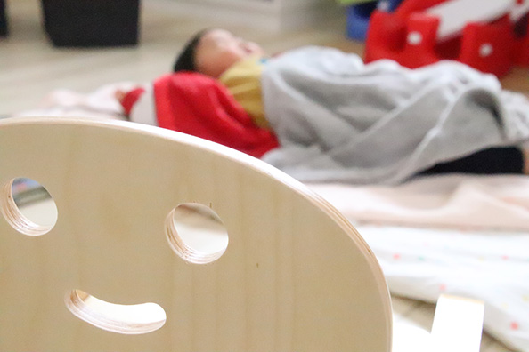 保育園で遊ぶ子どもたちの写真